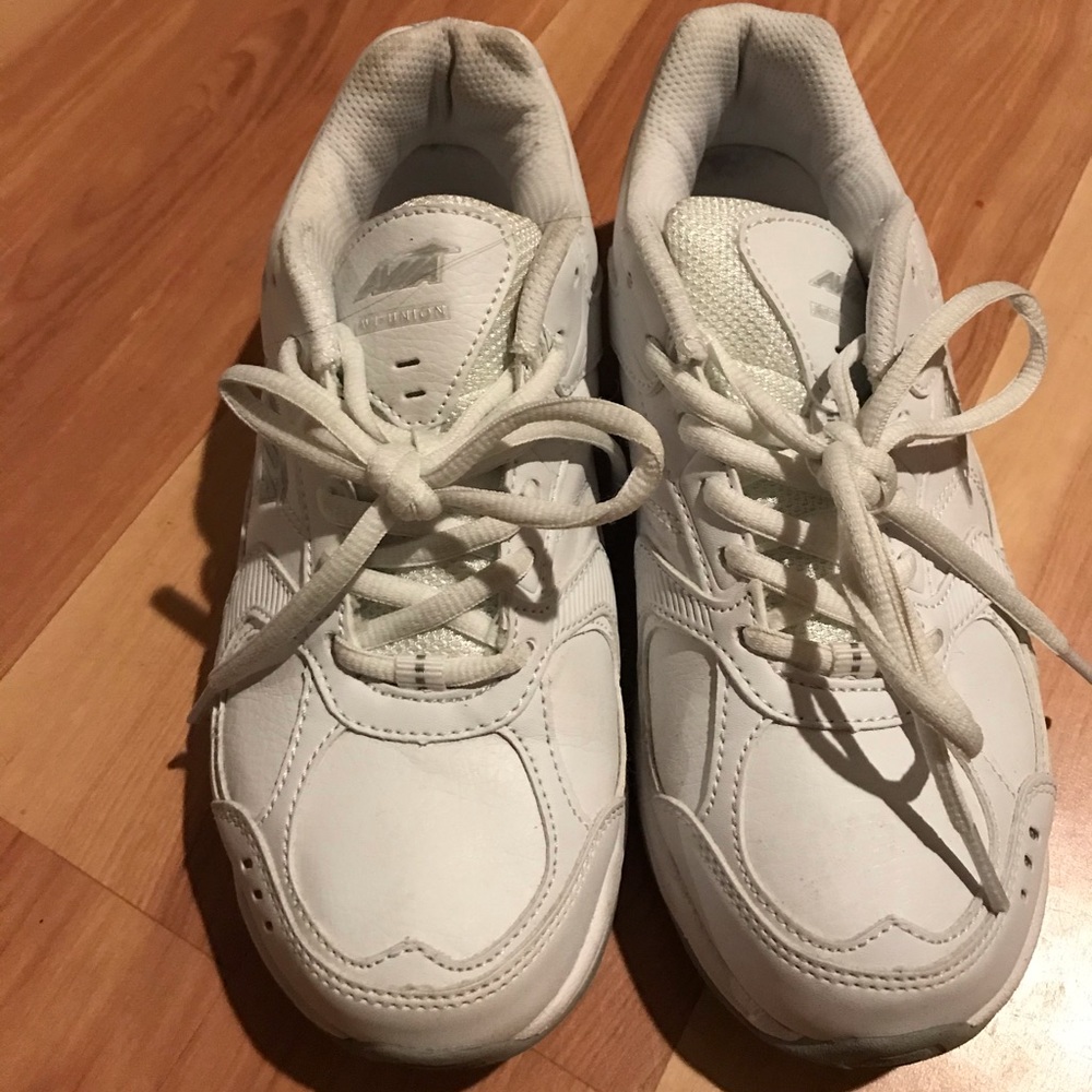 White sneaker for women size 8.5 Avia